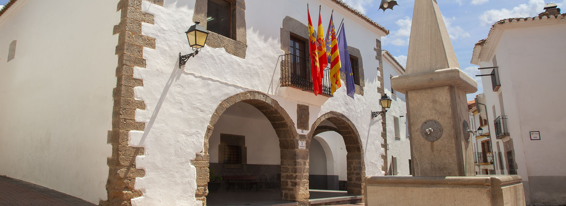 Plaza Mayor y Ayuntamiento de Pina de Montalgrao
