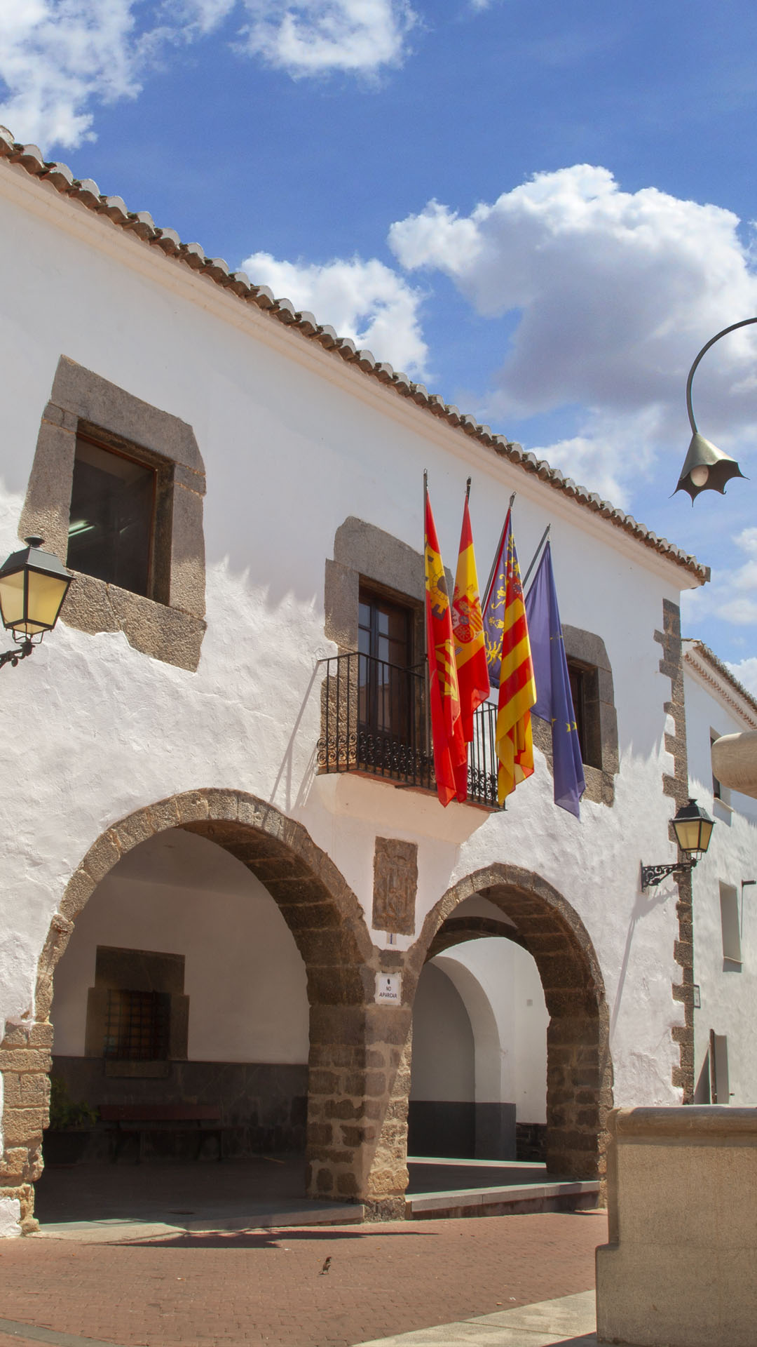 Plaza Mayor y Ayuntamiento de Pina de Montalgrao