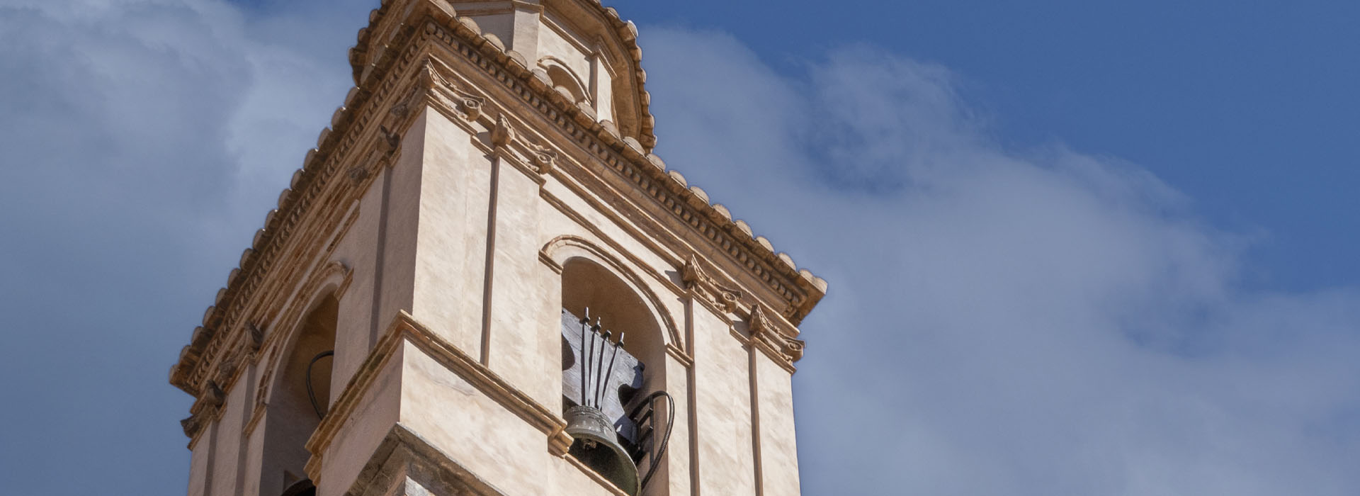 Campanario y conjunto de campanas
